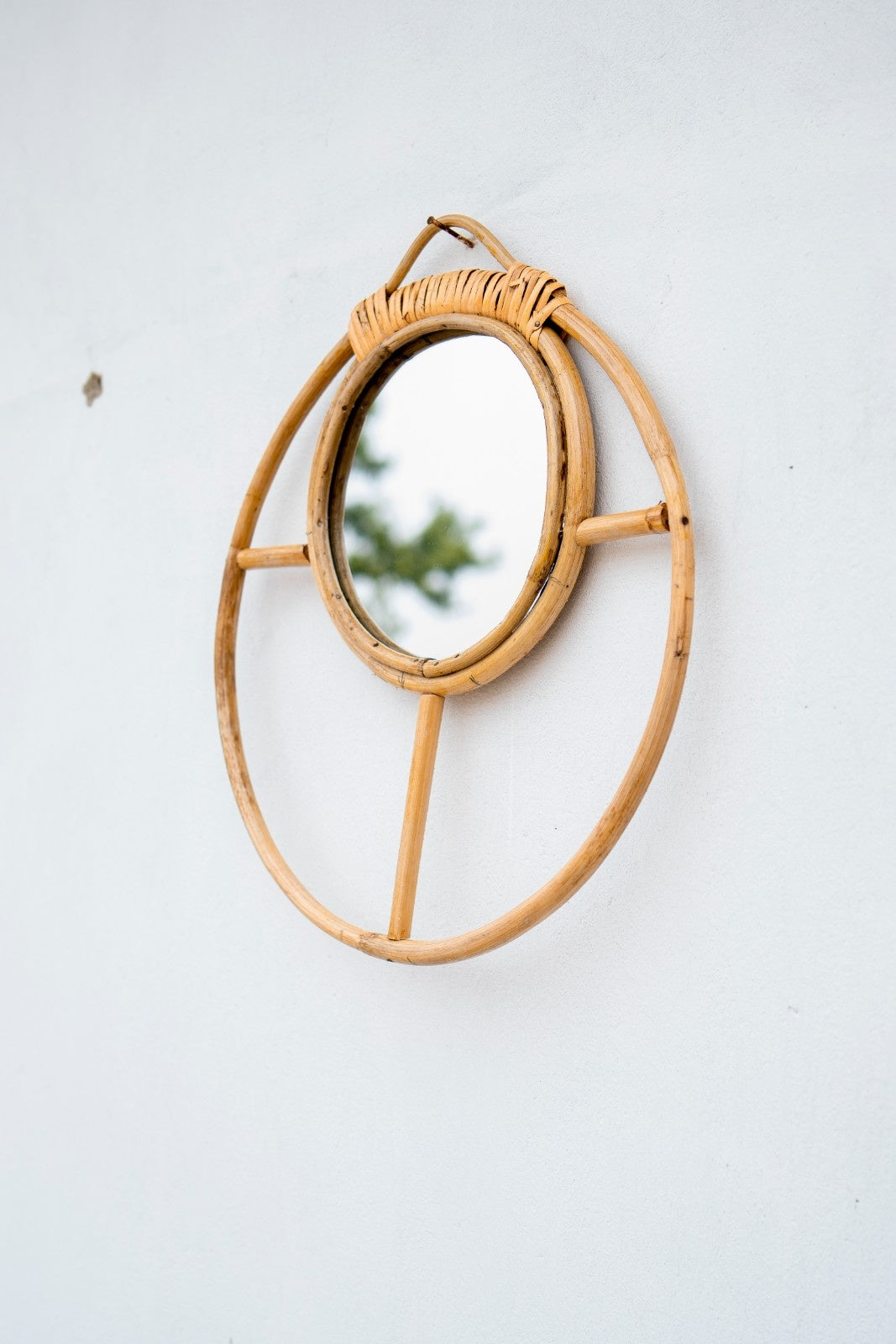 Minimalist Round Rattan Wall Mirror for Modern Boho Interiors