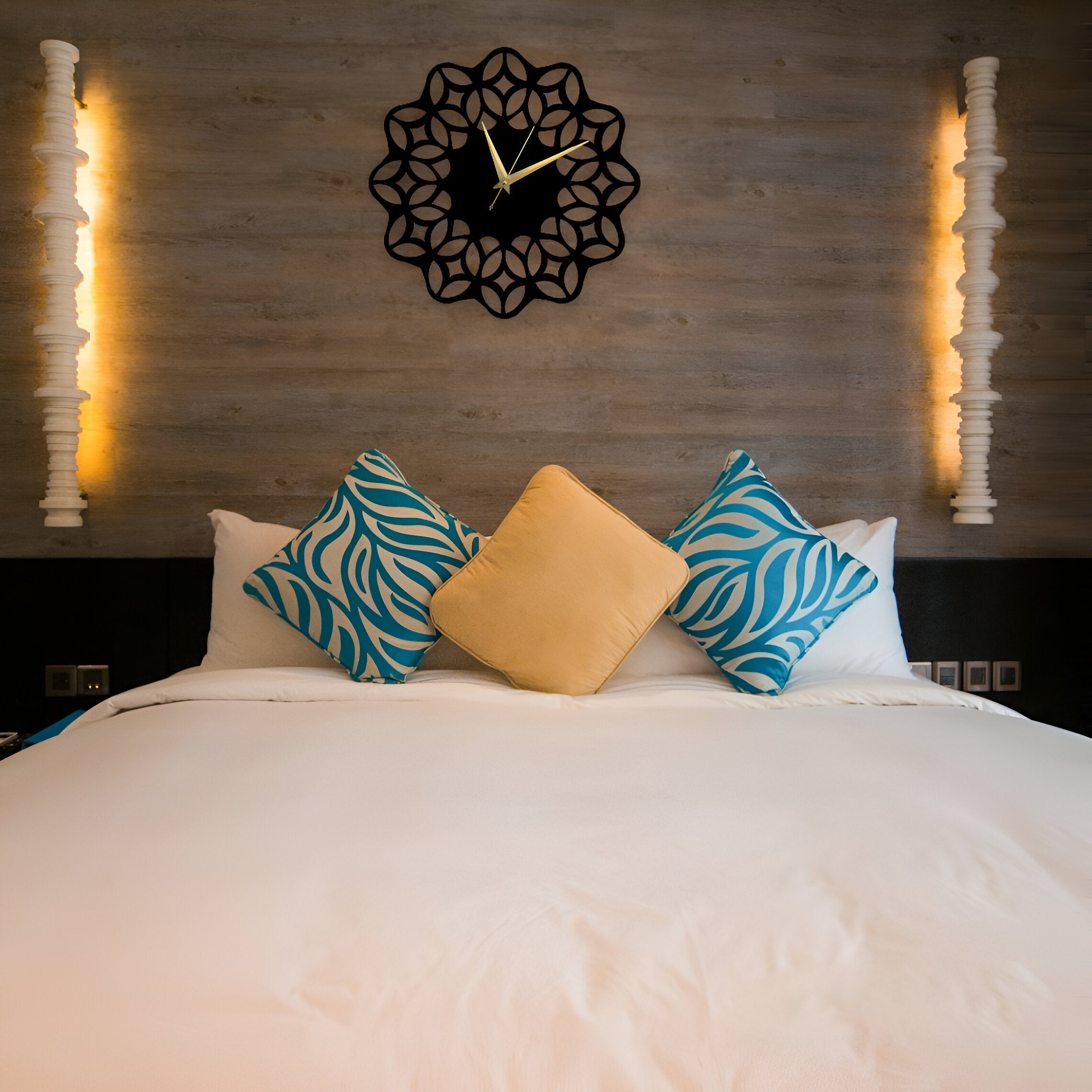 Elegant Geometric Metal Wall Clock – Modern Decorative Timepiece